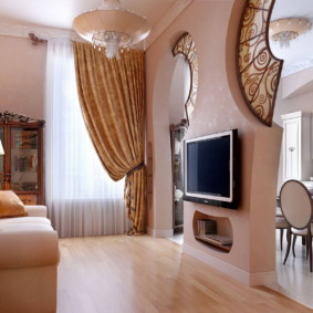 ผ้าม่านในการตกแต่งภายในของห้องนั่งเล่นห้องครัวคลาสสิก