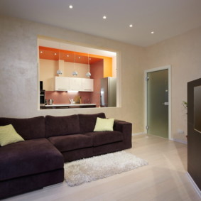 หน้าต่างกั้นระหว่างห้องนั่งเล่นและห้องครัว