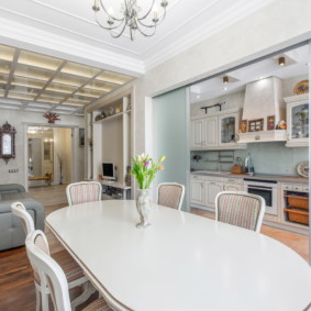 ดอกไม้สดบนโต๊ะอาหาร