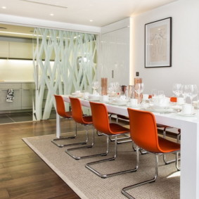 เก้าอี้สีส้มบนกรอบโลหะ