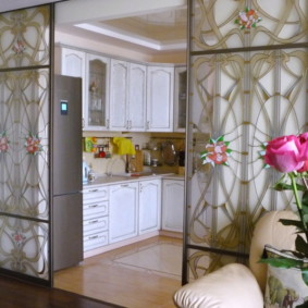 ฉากกั้นห้องตกแต่งด้วยหน้าต่างกระจกสีสวยงาม