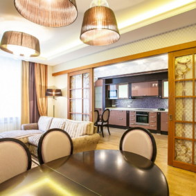 ผ้าม่านคู่บนหน้าต่างของห้องครัว - ห้องนั่งเล่น