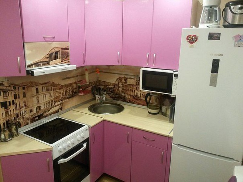 Suite sudut di dapur Khrushchev dengan keluasan 5x5 meter persegi