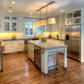 refrigerador en la cocina con entrepisos