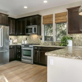 nevera en la cocina debajo del armario