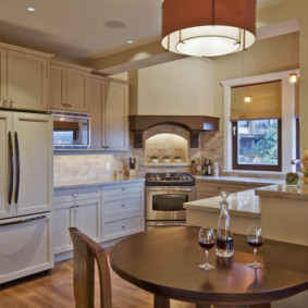 refrigerador en la cocina debajo del armario