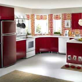 nevera brillante en la cocina