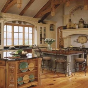 Чинии на рафт на кухненски остров