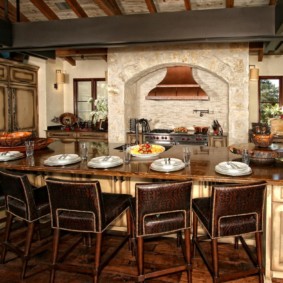 Голяма маса в кухня в италиански стил