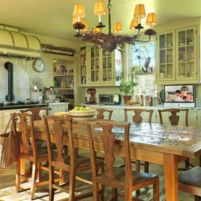 Светло зелен таван в кухнята на селска къща