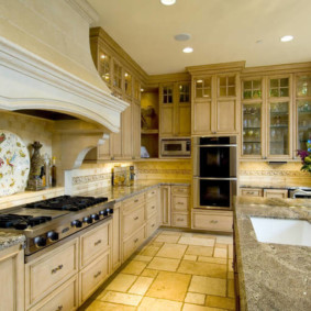 Каменни плочки на пода на кухнята