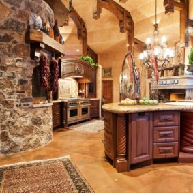 Порцеланови каменни изделия на пода на кухнята