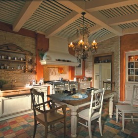 Дървени столове с къдрави крака