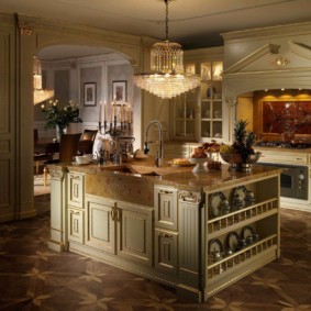 Стъклен полилей над кухненския остров