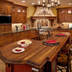 Бели плочи върху дървен плот