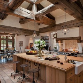 Масивни дървени греди на тавана на кухнята