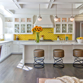 Жълта престилка в бяла кухня