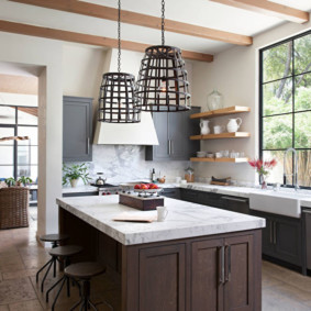 Кухня с мивка близо до прозореца в селската къща