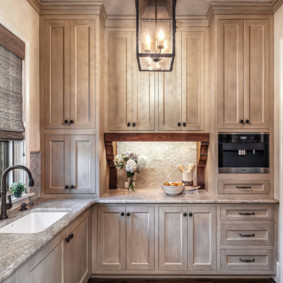 Винтидж лампа на тавана на кухнята в селска къща