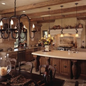 Кована лампа с крушки във формата на свещи