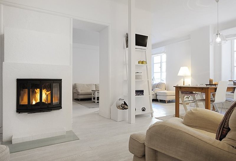 Ruang tamu dapur putih dengan perapian bergaya Scandinavia