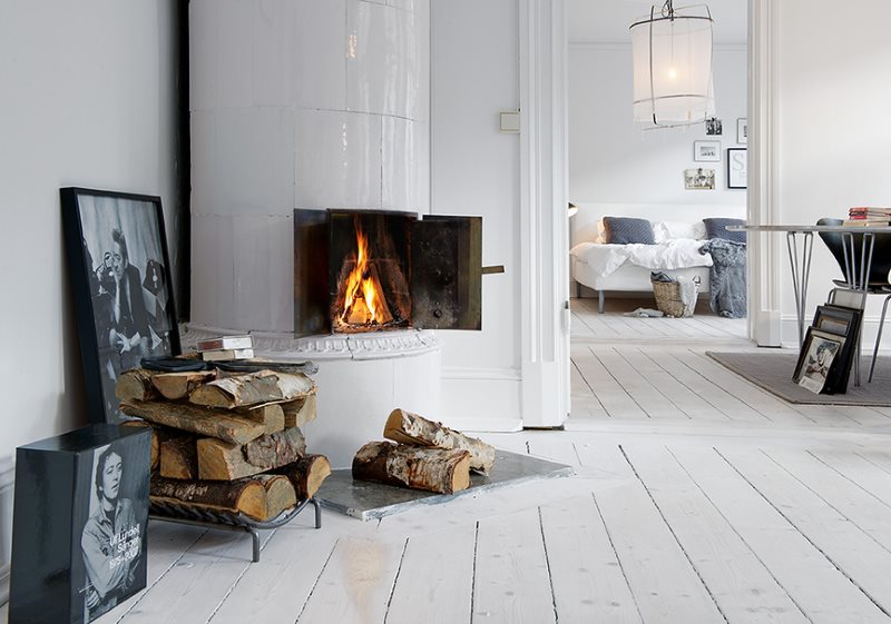 Log di hadapan perapian di ruang tamu dapur