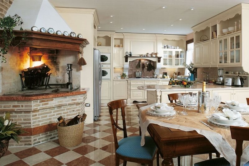 Ruang tamu dapur dengan perapian klasik