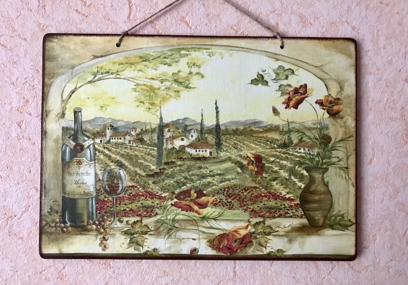 Decoupage-Malerei an der Wand mit flüssiger Tapete
