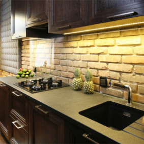 cocina con pared de ladrillo y juego