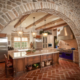cocina con pared de ladrillo y arco