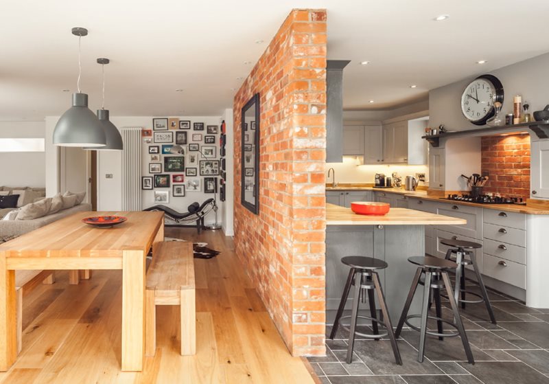 ผนังกั้นห้องก่ออิฐในห้องครัว