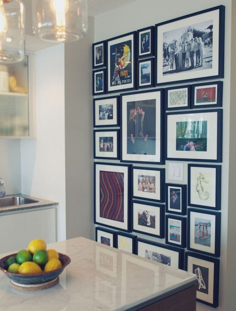 Collage von Fotos an der Küchenwand