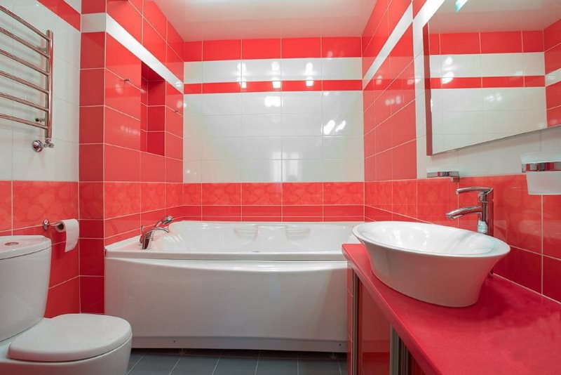 Couleur rouge à l'intérieur de la salle de bain