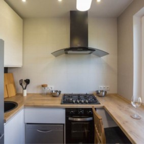 Kerja meja kayu bukannya jendela dapur