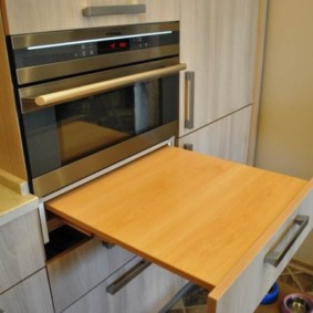 Jadual yang boleh dipanjangkan di bawah oven