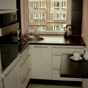 Tenggelam di hadapan tetingkap dapur