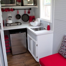 Dapur padat dengan tenggelam di tingkap