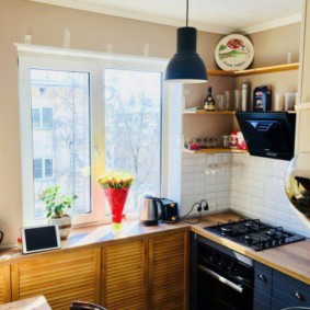 Lampu hitam pada siling putih