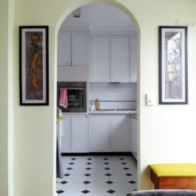 Gerbang di ambang pintu antara dapur dan ruang tamu