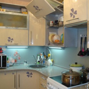 Apron pepejal di dapur dengan gaya moden