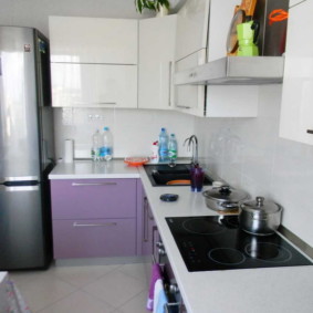 Pemasak induksi permukaan hitam di meja dapur putih