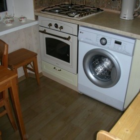 Mesin basuh berhampiran dapur gas