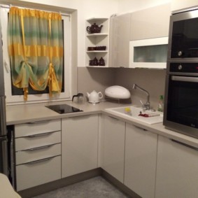 Tirai Perancis dari tudung yang telus