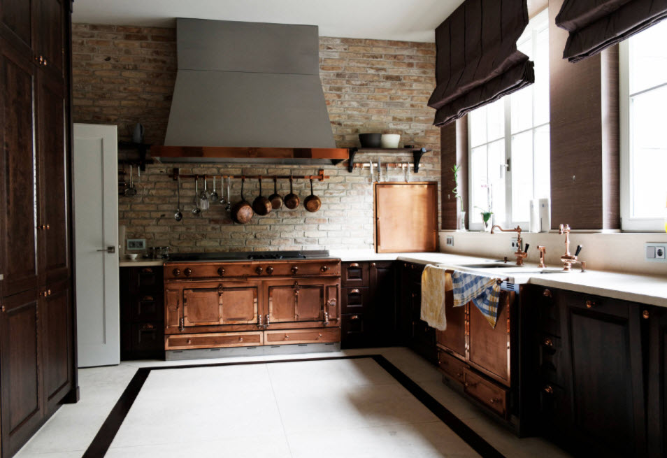 cocina con vistas a la pared de ladrillo