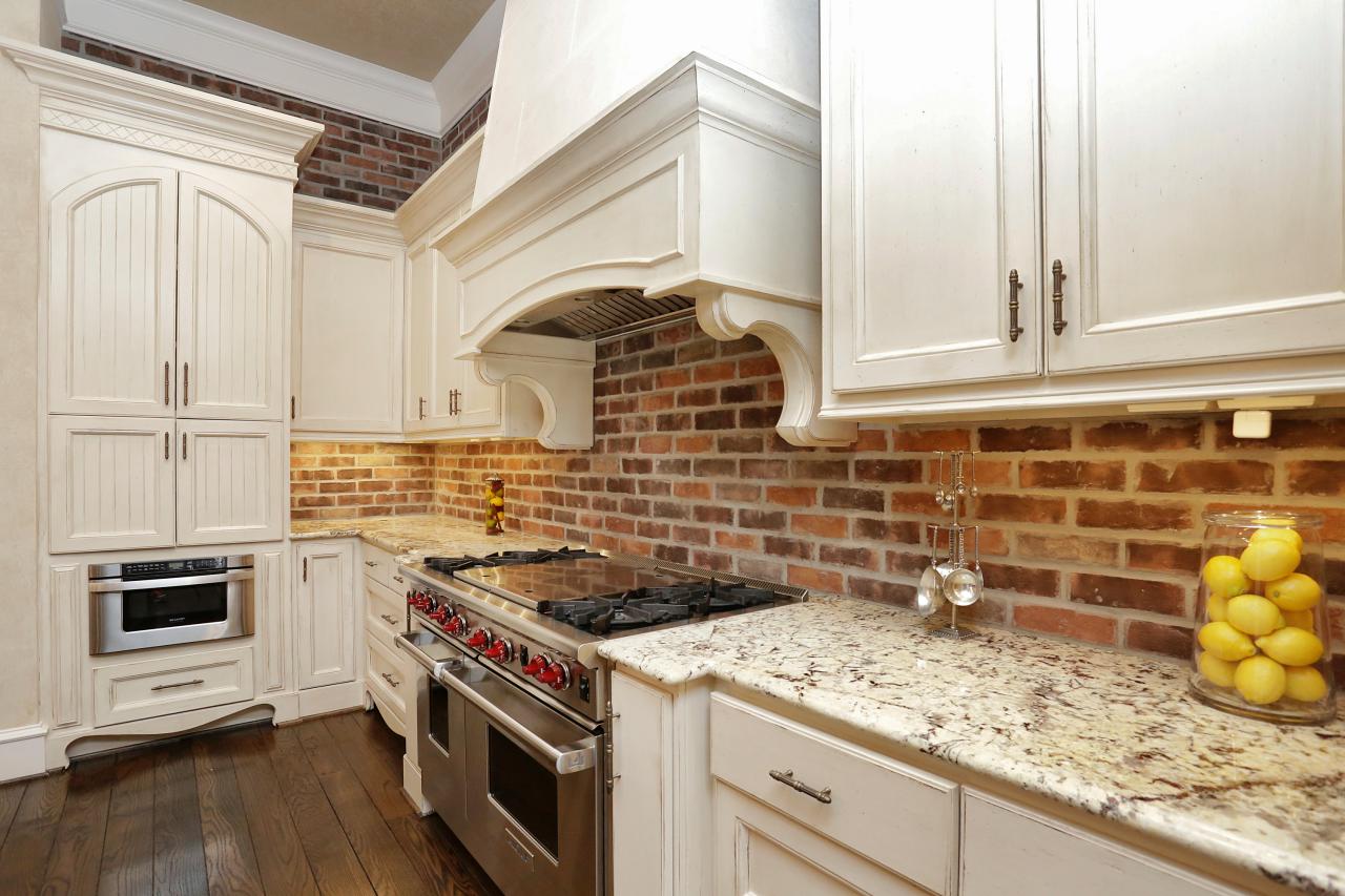 cocina con ideas de diseño de pared de ladrillo