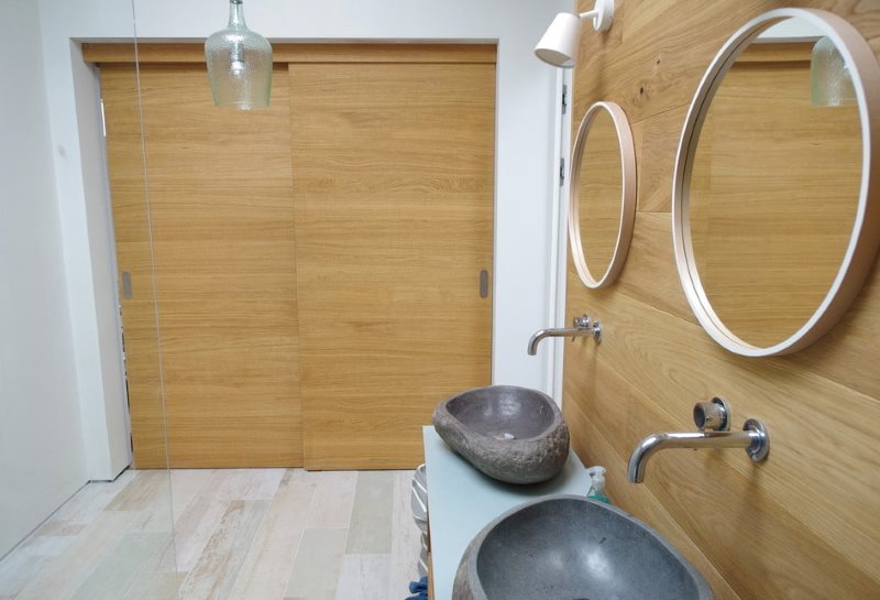 Dos lavabos en el baño con puertas correderas.