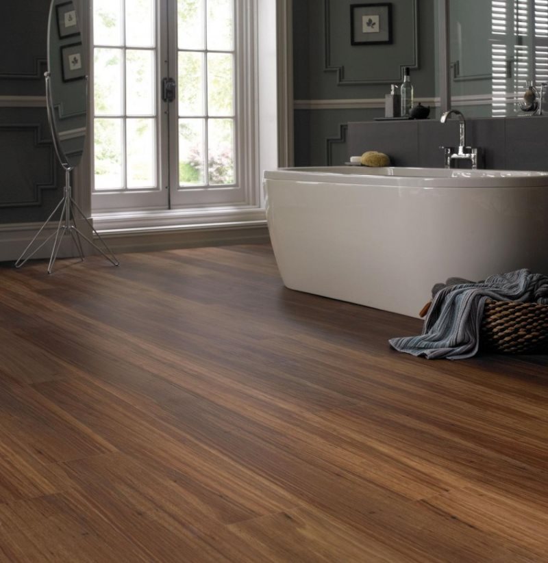 Brown laminate floor in the bathroom