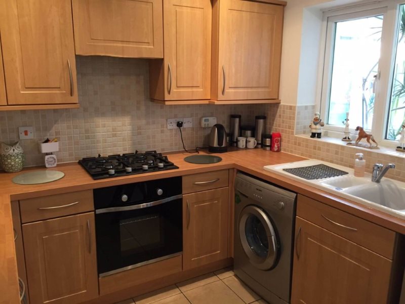 Design of a small kitchen with a washing machine by the window