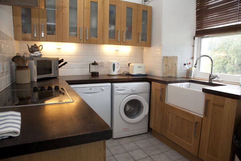 Co-located dishwasher and washing machine in the U-shaped kitchen