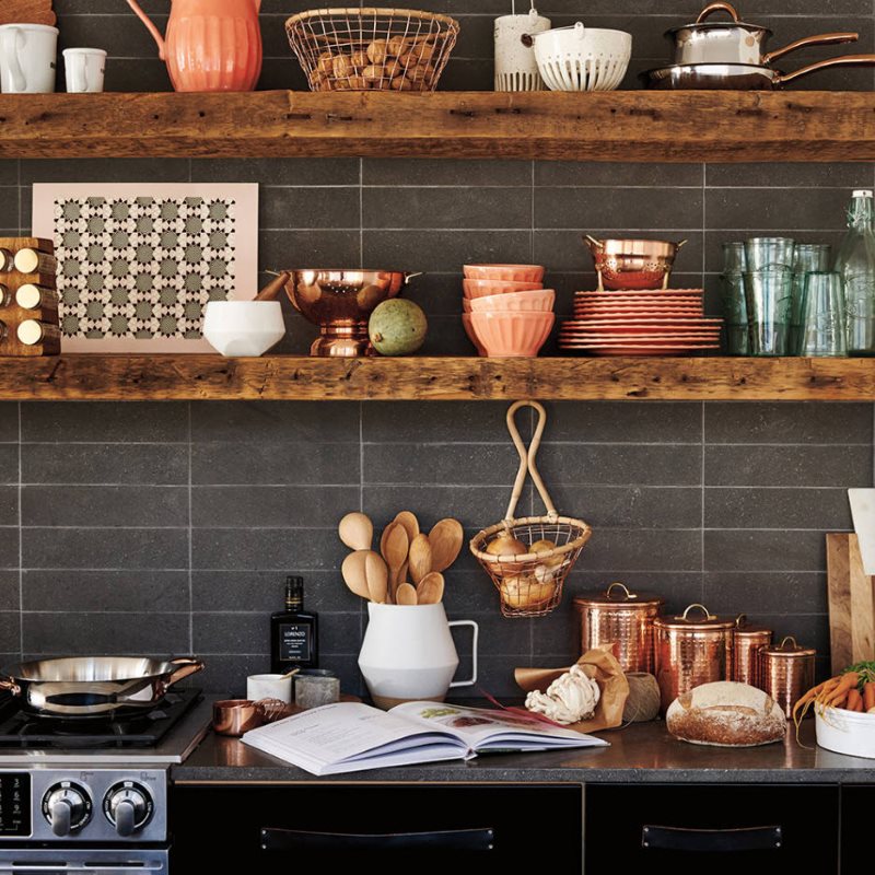 Prateleiras de madeira maciças sobre o avental cinzento